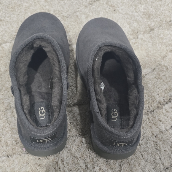 UGG Womens Clasdic Charcoal Grey Slipper Shoes - Picture 2 of 4
